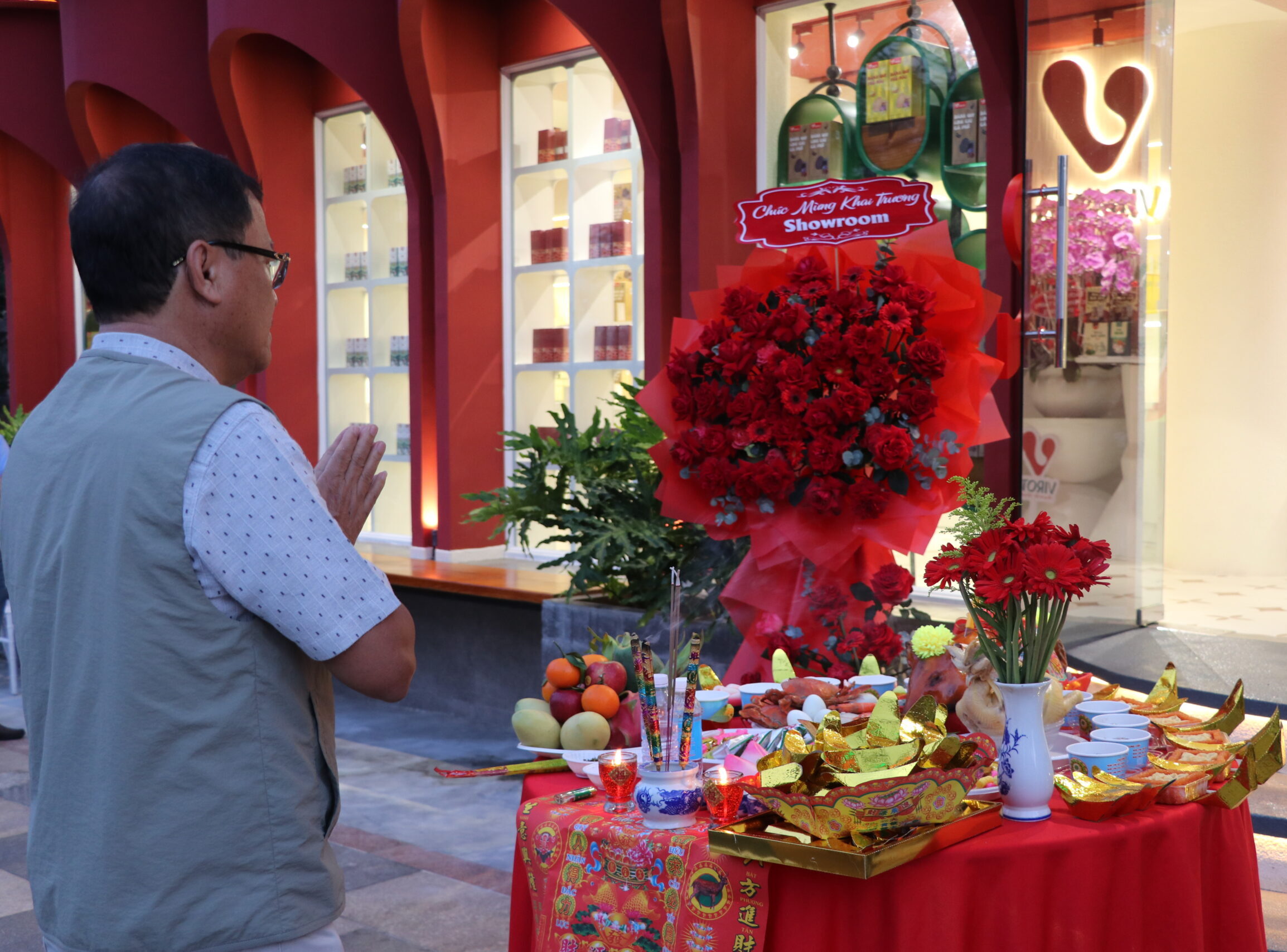 Chủ Tịch HĐQT Vina Nha Trang cúng khai trương Showroom Virota Vũng Tàu